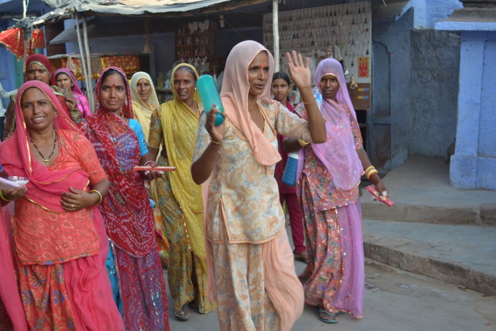 Beautiful Indian women in gorgeous, vibrant saris.