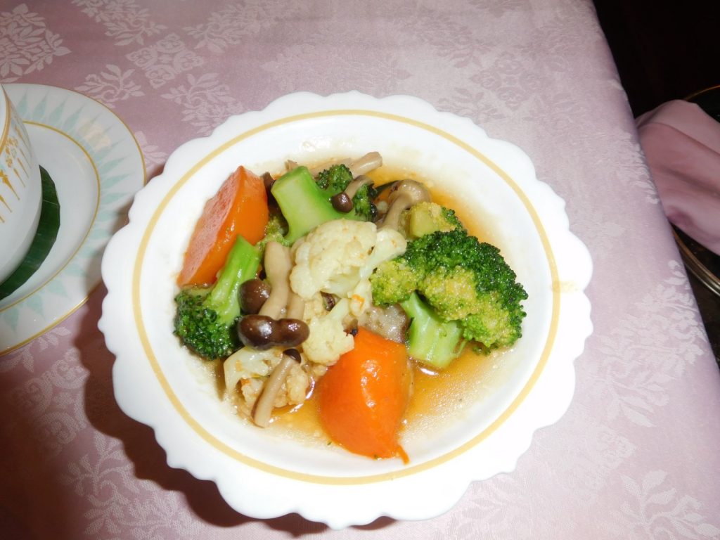 Stir-fried vegetables with oyster sauce. 